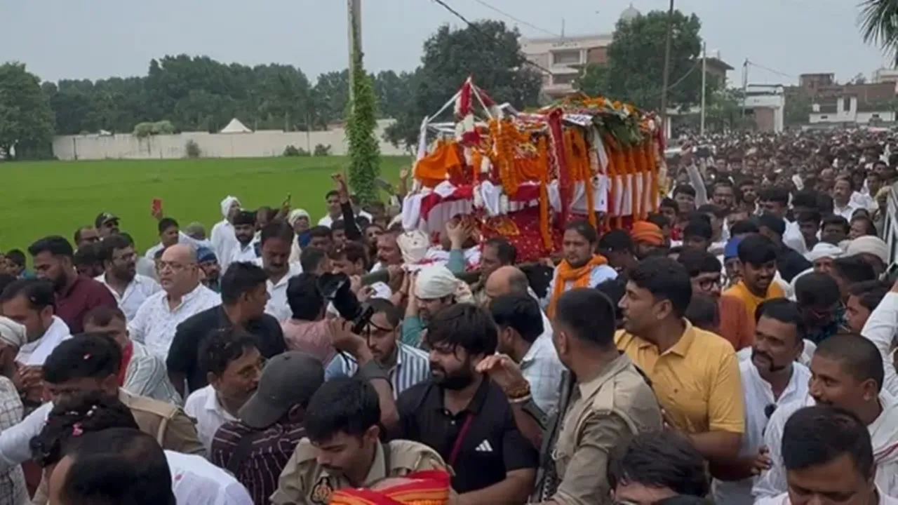 Ballia News : BSP विधायक उमाशंकर सिंह का राजकीय सम्मान के साथ अंतिम संस्कार, हजारों लोगों ने दी अंतिम विदाई