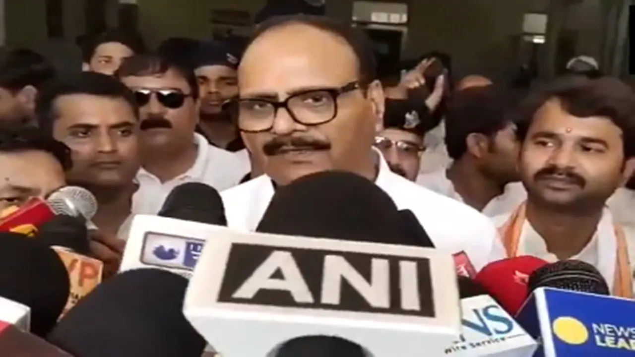 Basti News : बस्ती जिला अस्पताल का निरीक्षण करने पहुंचे ब्रजेश पाठक, इमरजेंसी वार्ड में AC लगाने के दिए निर्देश