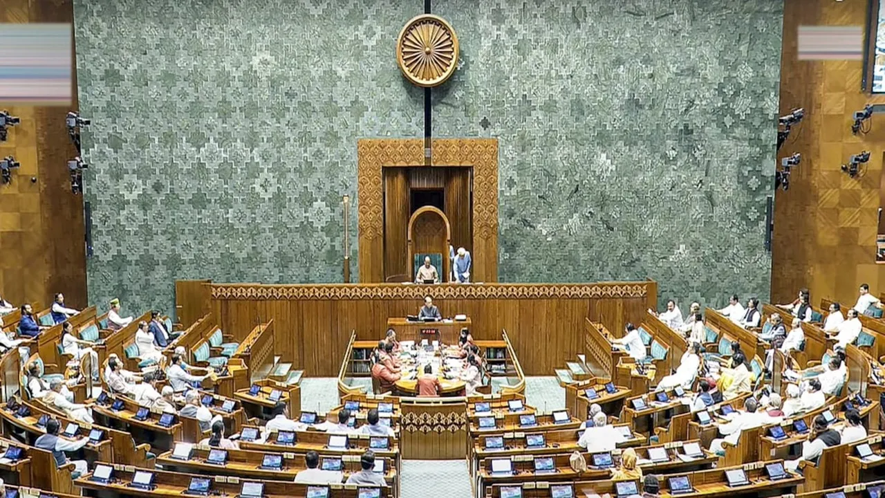 Parliament Monsoon Session : राम मंदिर चढ़ावा विवाद और छात्र प्रदर्शन पर संसद में हंगामा, दोनों सदनों की कार्यवाही ठप