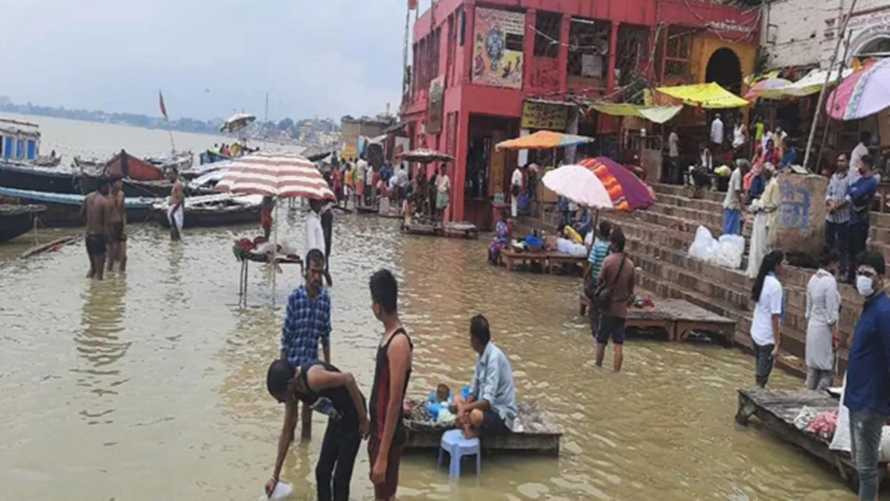 Varanasi Flood : गंगा का जलस्तर बढ़ा, घाटों पर आवाजाही बाधित; 33 गांवों पर बाढ़ का खतरा