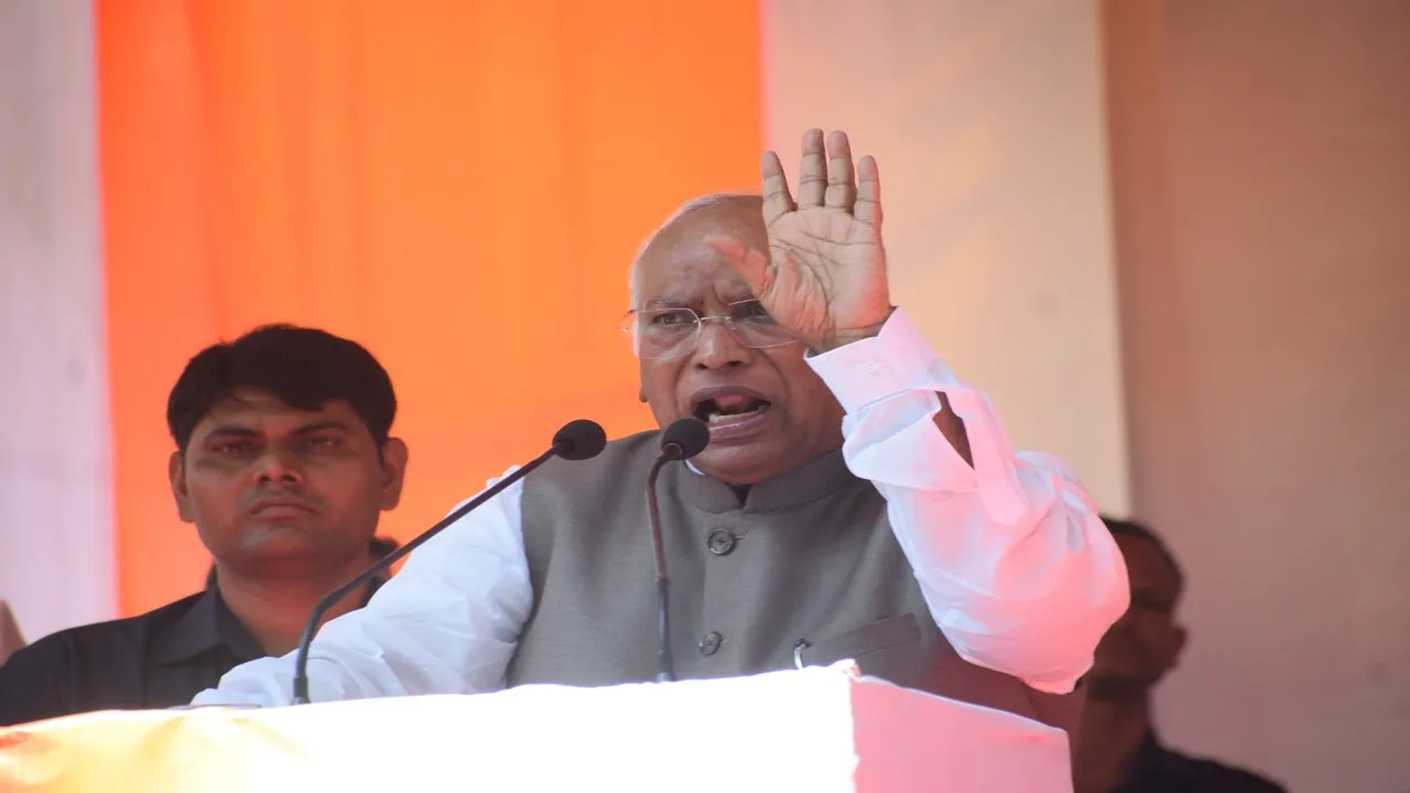 चंदा चोरी करने वाले राम के खिलाफ : हल्द्वानी के विजय शंखनाद रैली में गरजे खरगे, भाजपा पर बोला तीखा हमला 