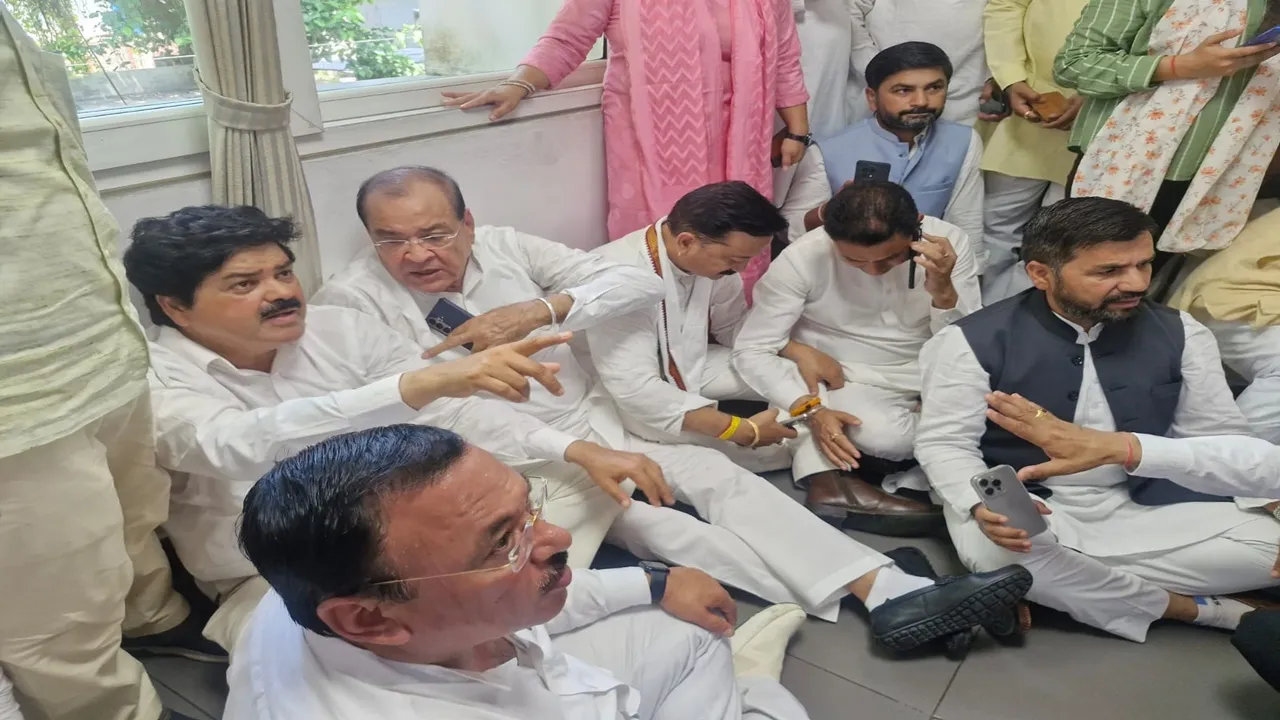 Haldwani News : पुलिस ने बसें रोकीं तो एसएसपी पर भड़के कांग्रेसी, पुलिस बहुद्देश्यीय भवन में पहुंचकर कर किया प्रदर्शन
