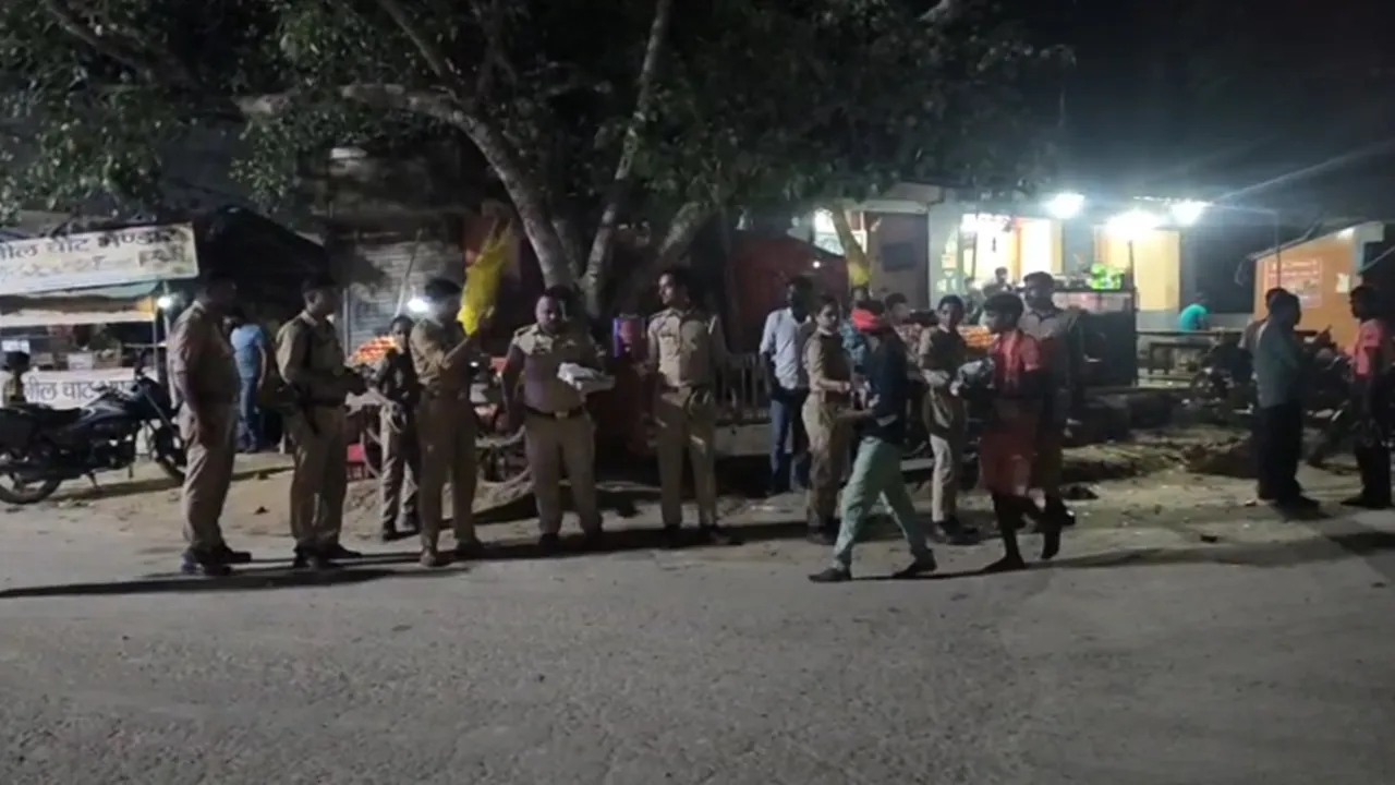 Raebareli Kanwar Yatra : रायबरेली में कांवड़ियों पर पुलिस ने की पुष्प वर्षा, पानी-बिस्किट बांटकर बढ़ाया शिवभक्तों का उत्साह