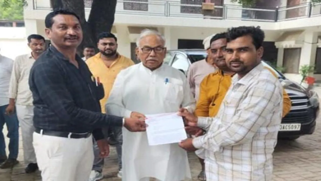 Gonda News : शिक्षणेत्तर कर्मचारियों ने मांगी कैशलेस चिकित्सा सुविधा, भाजपा जिलाध्यक्ष को सौंपा ज्ञापन