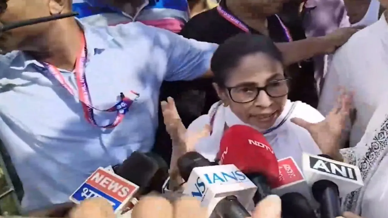 Mamata Banerjee News : हलीशहर में ममता बनर्जी के काफिले का विरोध, गाड़ी पर फेंके कीचड़ और जूते-चप्पल