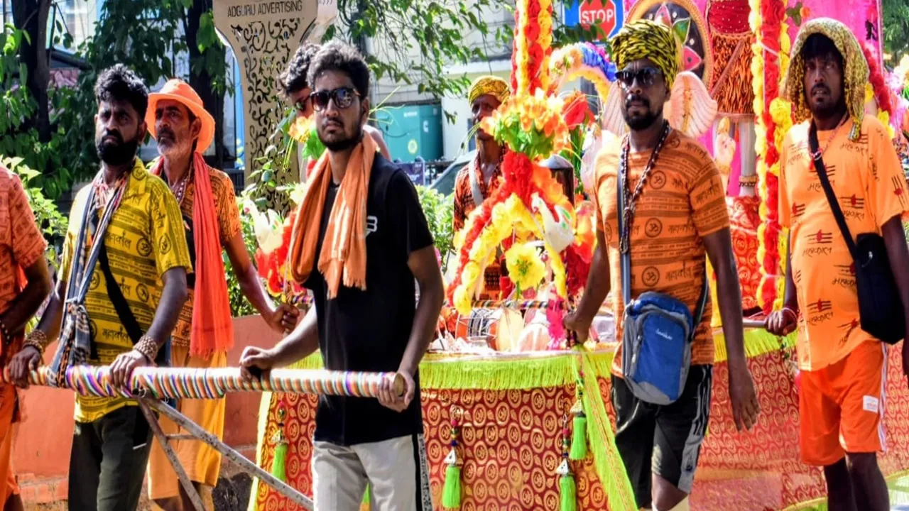 Moradabad News: कांवड़ियों पर ड्रोन से पुष्पवर्षा, नगर निगम के शिविर में शिवभक्तों की सेवा