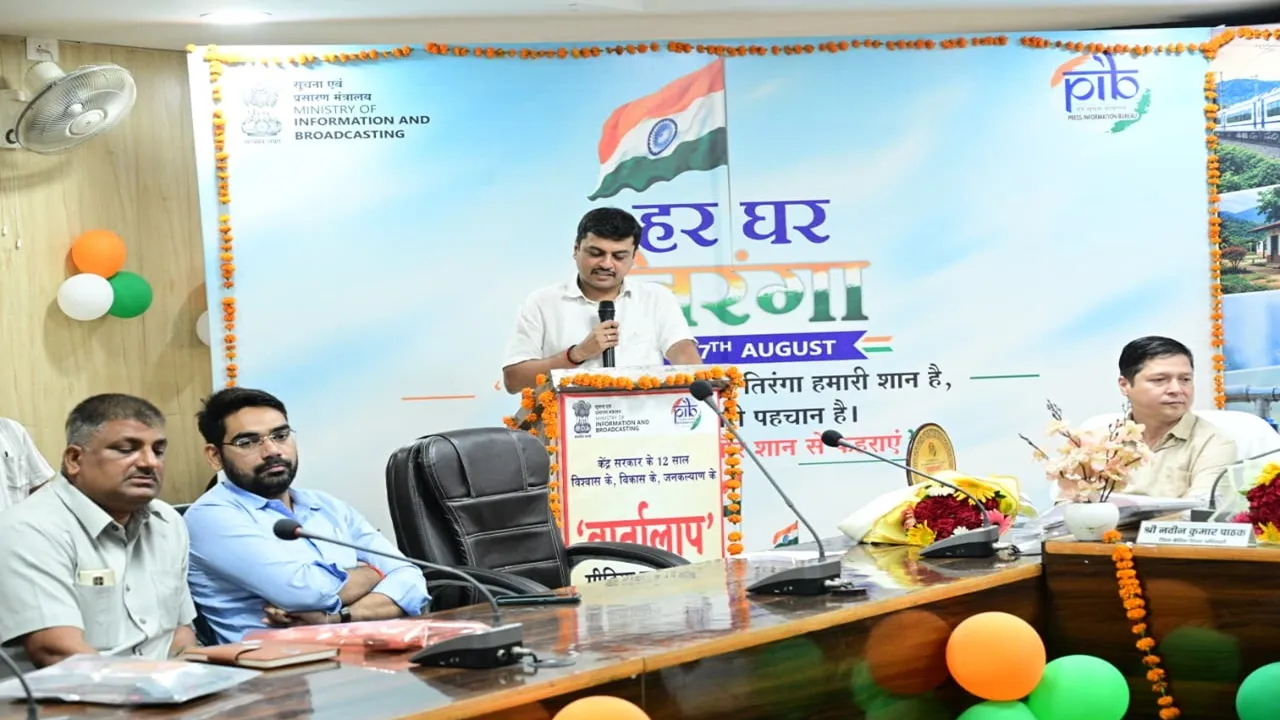 Barabanki News : 'वार्तालाप' में फेक न्यूज पर मंथन, फैक्ट-चेकिंग के बताए तरीके