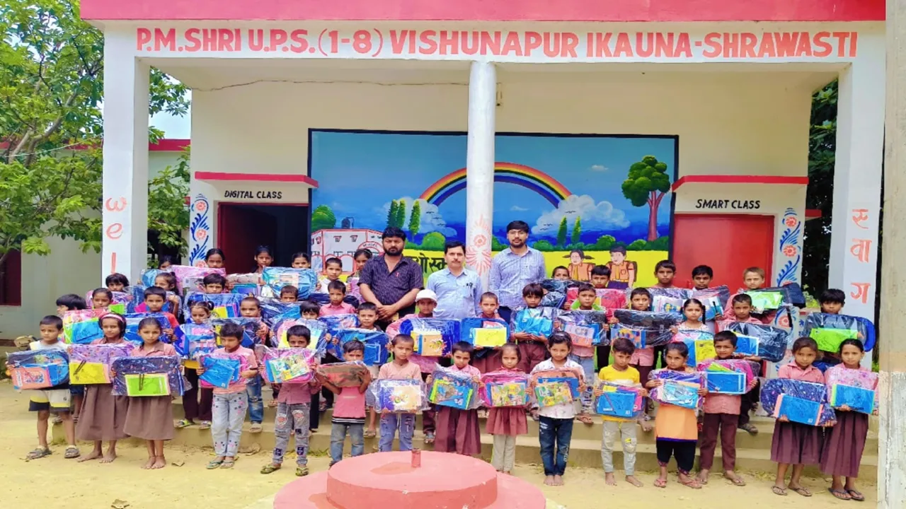 Shravasti News : शिक्षक विवेक पटेल ने पेश की मिसाल, लगातार आठवें साल 125 बच्चों को बांटी शैक्षणिक सामग्री