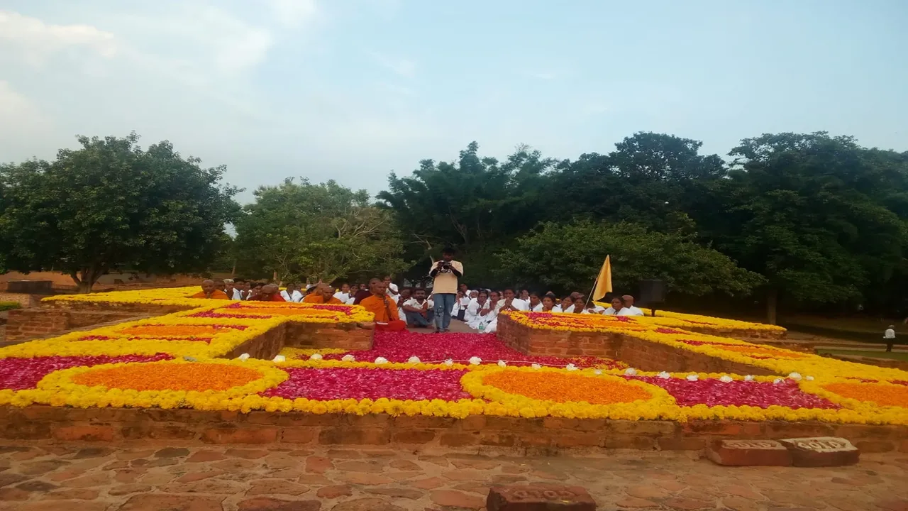 Shravasti News : श्रीलंका से आए बौद्ध अनुयायियों ने श्रावस्ती में की विशेष पुष्प पूजा, गूंजा ‘बुद्धं शरणं गच्छामि’