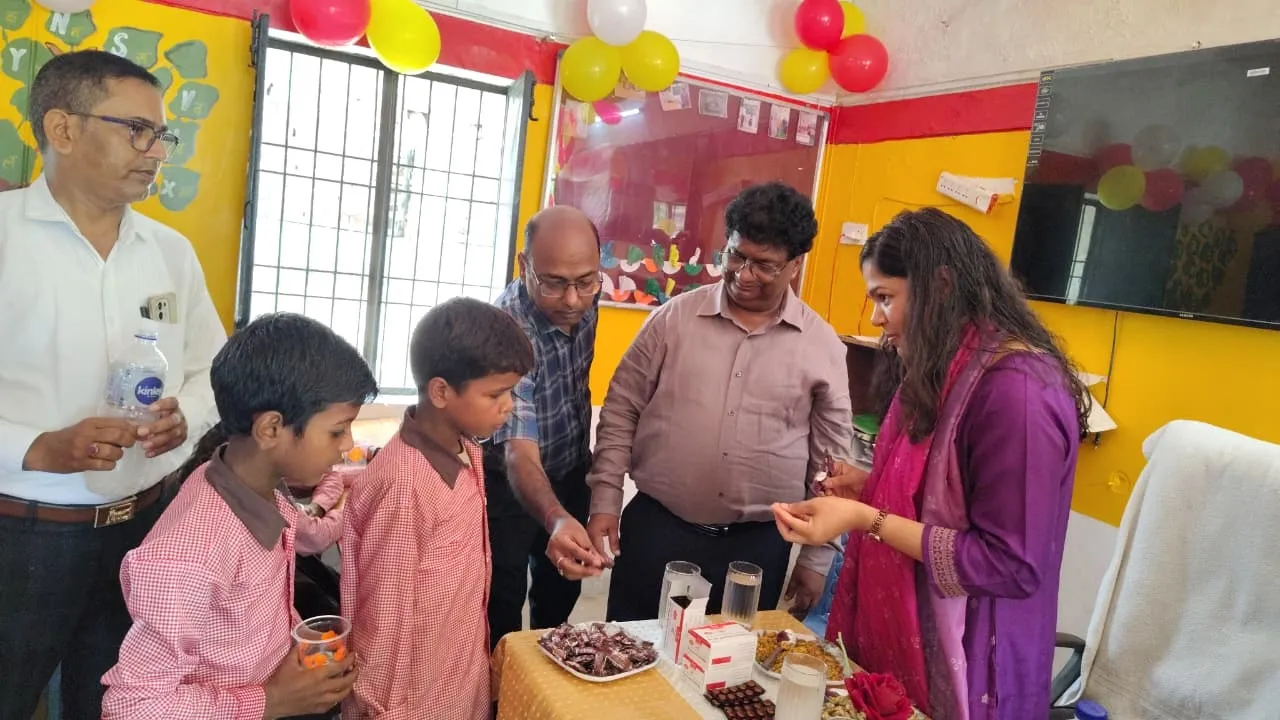 Shravasti News : राष्ट्रीय कृमि मुक्ति दिवस अभियान शुरू, डीएम ने बच्चों को खुद खिलाई एल्बेंडाजोल की दवा