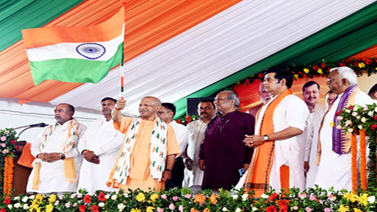 Gorakhpur News : गोरखपुर में CM योगी ने निकाली तिरंगा यात्रा, बोले- असंख्य क्रांतिकारियों के बलिदान से मिली आजादी