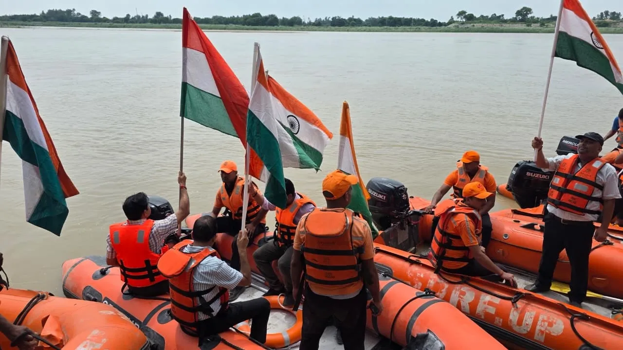 Shravasti Tiranga Boat Rally : राप्ती की उफनाती लहरों पर लहराया तिरंगा, SDRF और फ्लड PAC ने निकाली बोट रैली