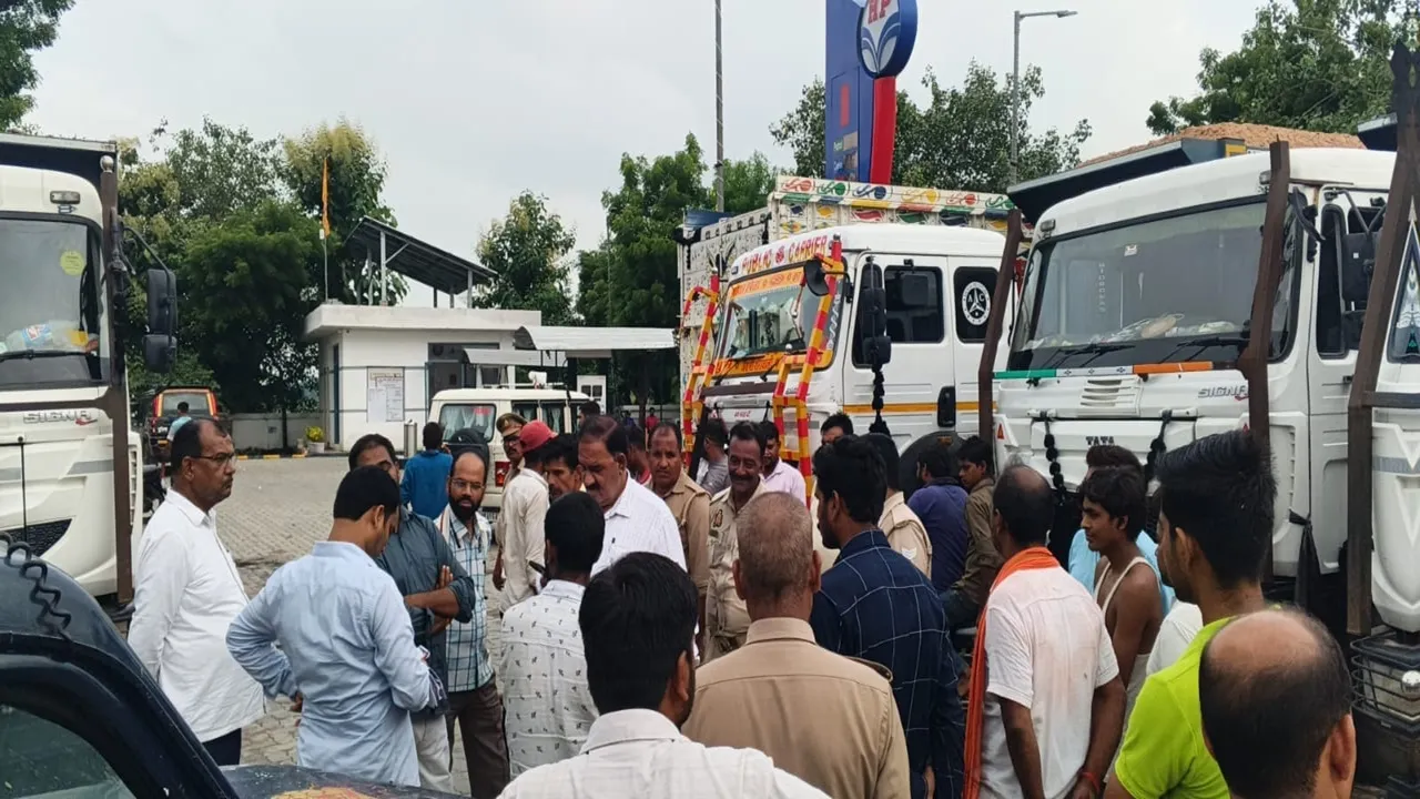 बाराबंकी में डीएम की सख्ती का असर : भीखरपुर में नाकेबंदी, 7 ओवरलोड मौरंग लदे ट्रक सीज; 4 लाख का जुर्माना