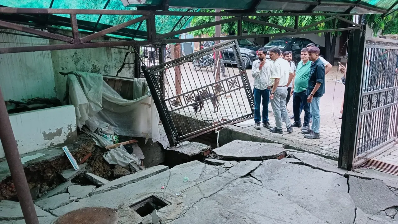 कानपुर में बारिश के बीच अपार्टमेंट का बेसमेंट धंसा, मेट्रो निर्माण पर उठे सवाल; 7 परिवारों में मची अफरातफरी