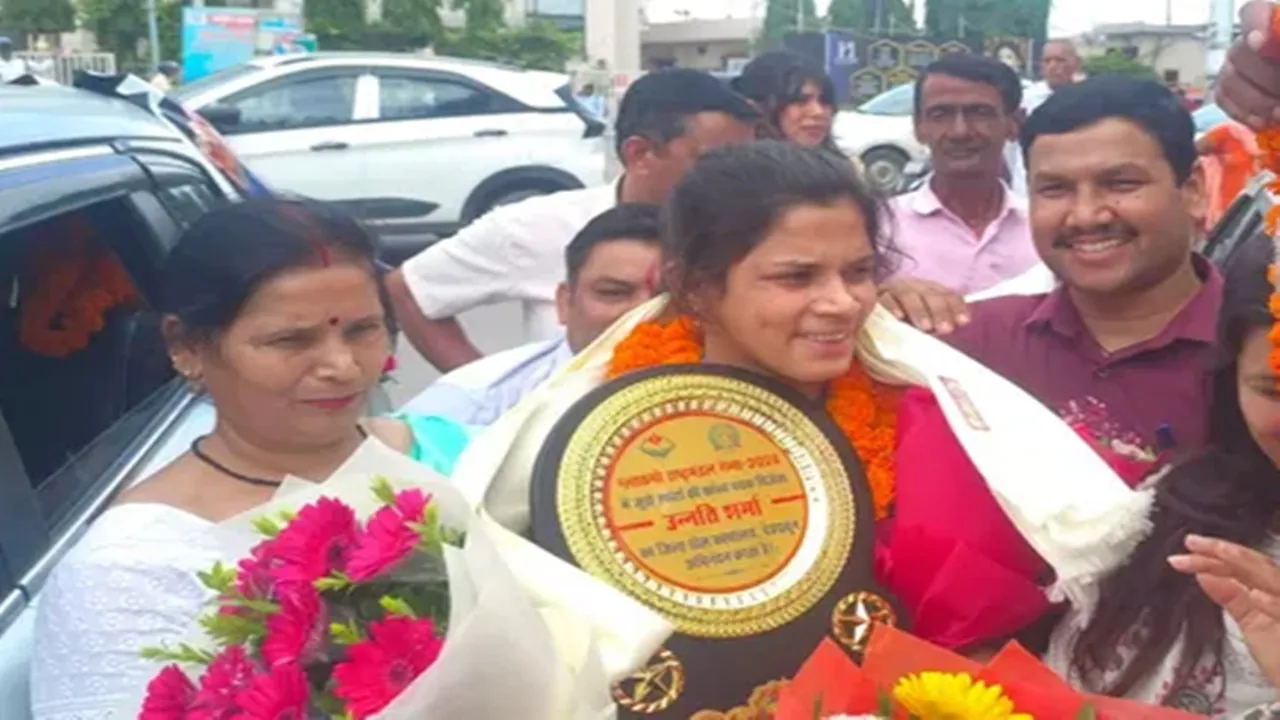 CWG में ब्रॉन्ज़ जीतकर लौटीं उन्नति शर्मा का भव्य स्वागत, बोलीं- अगला लक्ष्य एशियन गेम्स और ओलंपिक में गोल्ड