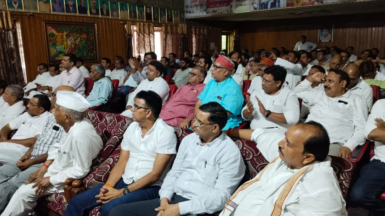 लखनऊ में प्रदेशभर के शिक्षक प्रतिनिधियों का जमावड़ा, कई अहम प्रस्तावों पर चर्चा जारी