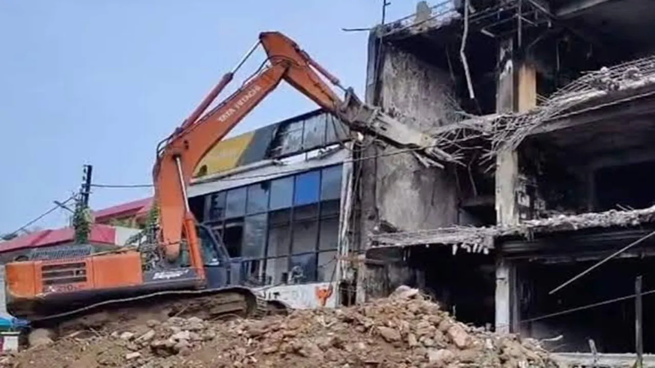 LDA Bulldozer Action : सुप्रीम कोर्ट की सख्ती के बाद LDA का एक्शन, अलीगंज में 51 अवैध भवनों पर चलेगा बुलडोजर
