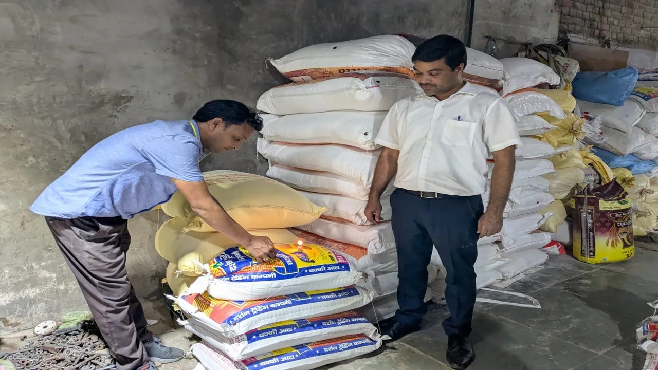 Kanpur News : फ्लोर मिल में बड़ा फर्जीवाड़ा, दूसरे ब्रांड का आटा अपने नाम से बेचने का खुलासा; ₹1.50 लाख का स्टॉक सीज