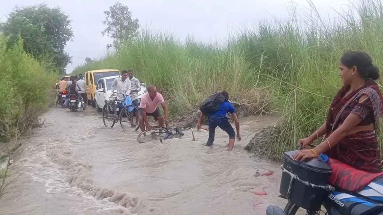 Raebareli News: सिंचाई विभाग के दावों की खुली पोल, माइनर की पटरी कटने से सड़क बनी दरिया, कई बीघे फसल जलमग्न