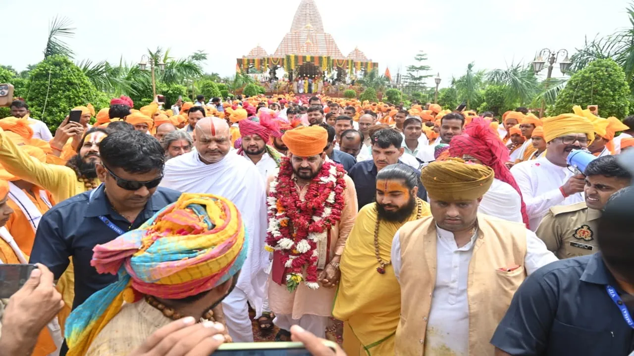 बृजभूषण सिंह ने रोड शो के जरिए दिखाई ताकत, साधू-संतों का लिया आशिर्वाद, अयोध्या से गोंडा तक गूंजा सत्यमेव जयते