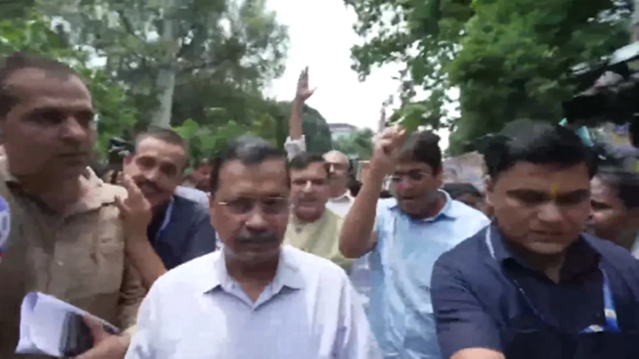 E-20 पेट्रोल पर सियासी संग्राम : PM आवास मार्च के दौरान केजरीवाल को पुलिस ने रोका, समर्थकों संग धरने पर बैठे