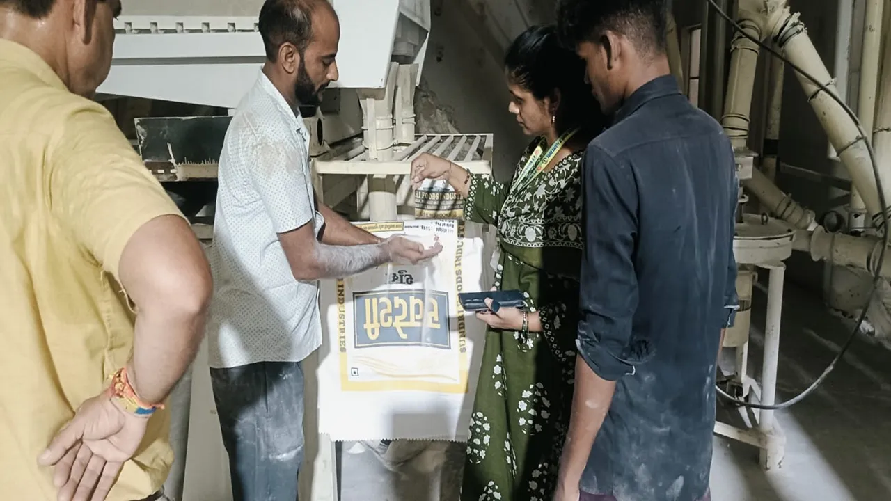 Barabanki News : फ्लोर मिलों पर खाद्य सुरक्षा विभाग की बड़ी कार्रवाई, 6 आटा-मैदा- सूजी के नमूने जांच को भेजे