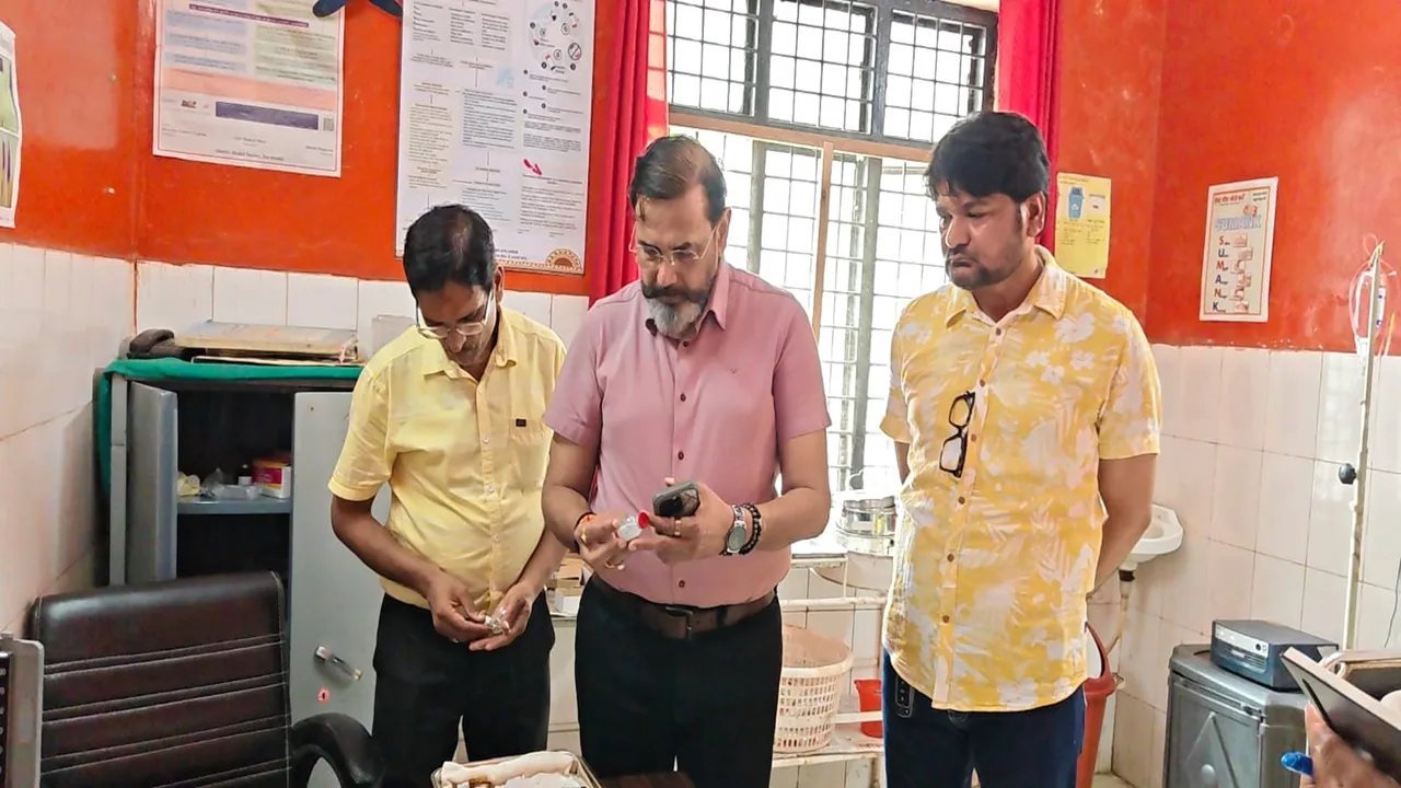 Barabanki News : CMO ने CHC सूरतगंज का किया औचक निरीक्षण, लापरवाही पर मांगा जवाब, एक्सपायर वैक्सीन हटाने के निर्देश