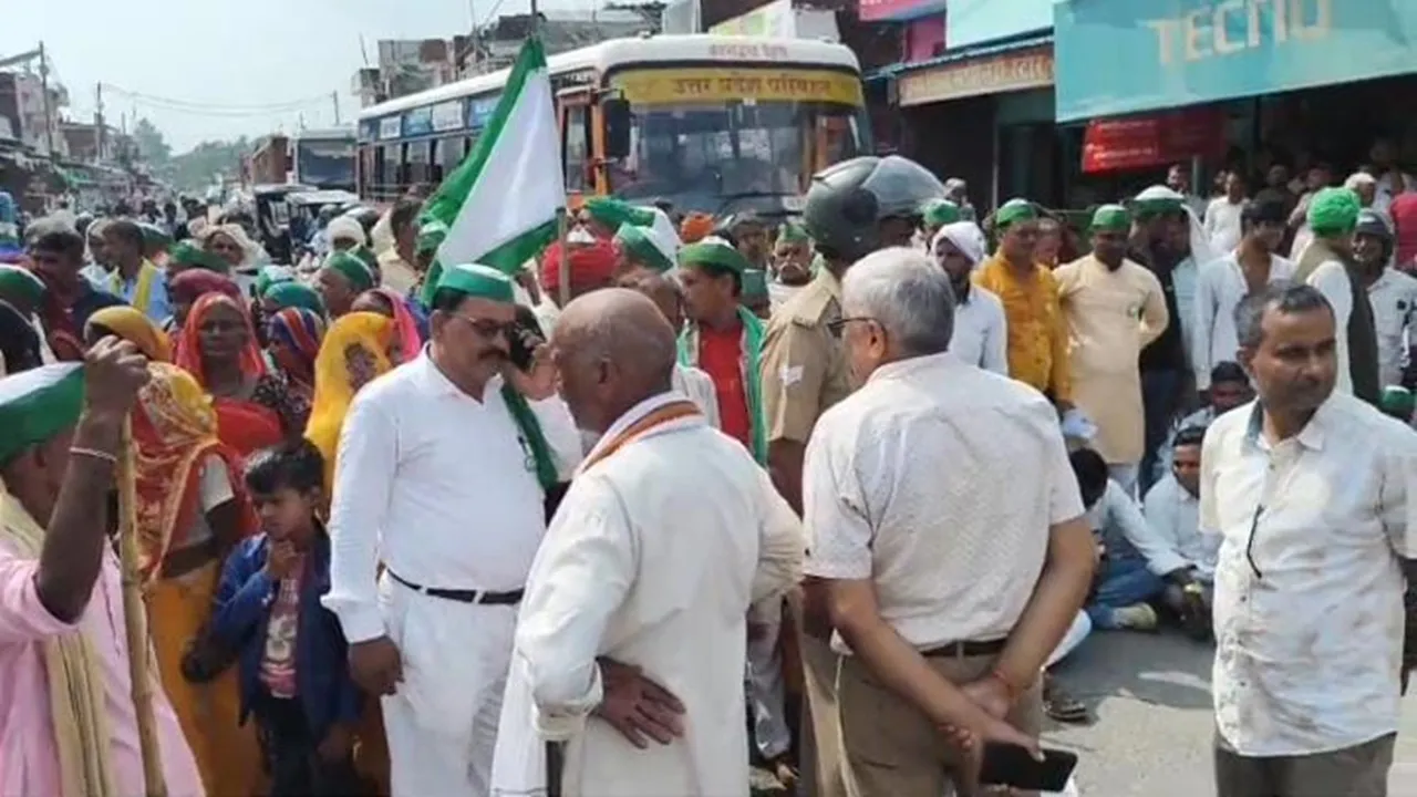 Shravasti News : जलभराव से नाराज किसानों ने ट्रैक्टरों के साथ किया प्रदर्शन, बौद्ध परिपथ आधे घंटे तक जाम