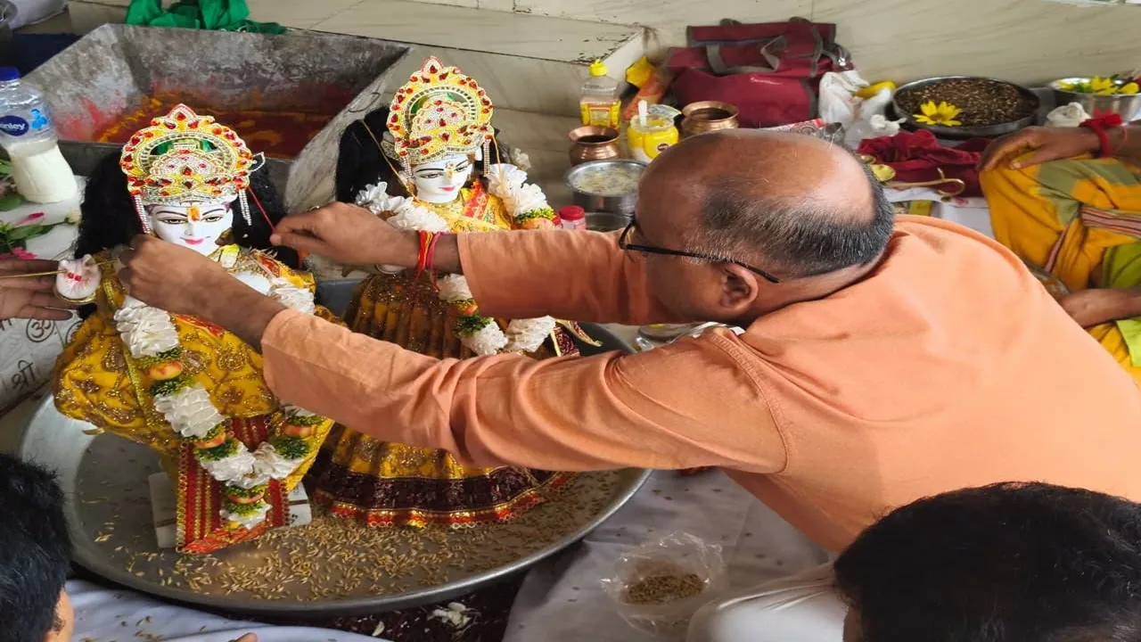 Chamoli News : चमोली पुलिस लाइन मंदिर में गूंजे वैदिक मंत्र, श्री राधा-कृष्ण की नवीन मूर्तियों की हुई प्राण प्रतिष्ठा