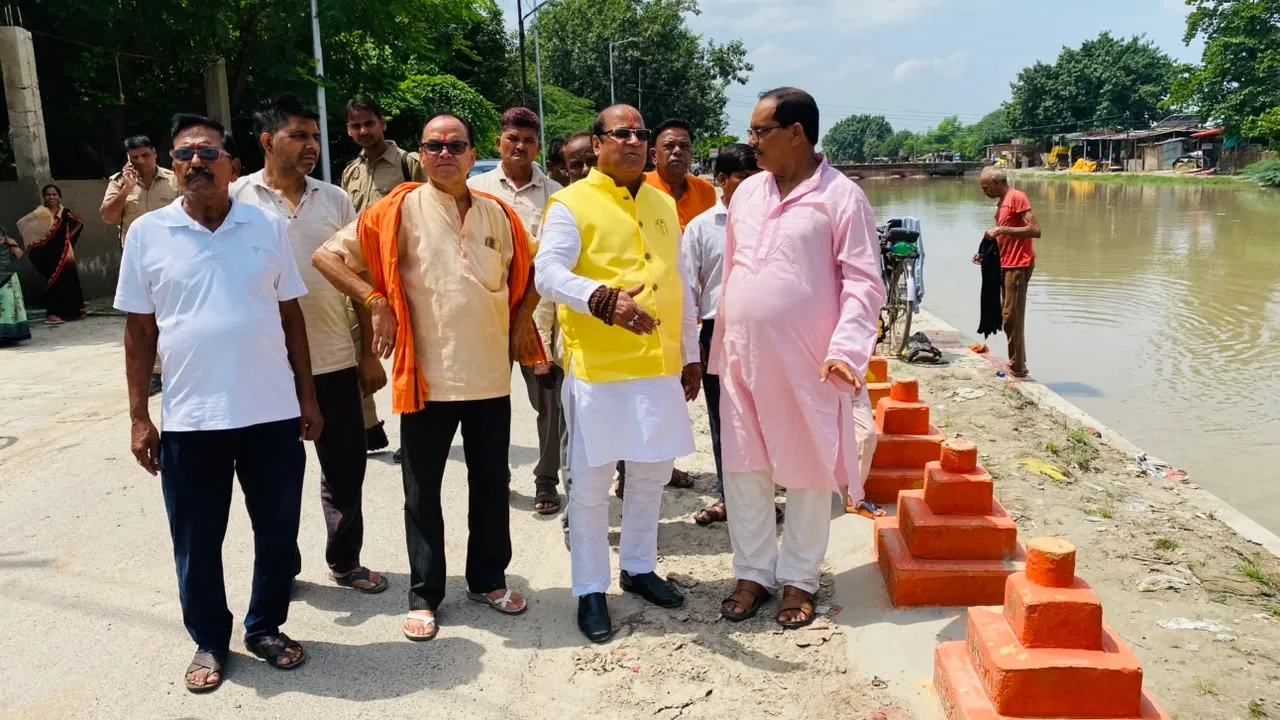 Kanpur News: छठ पर्व की तैयारियों में जुटे विधायक सुरेंद्र मैथानी, रविदासपुरम घाट का किया निरीक्षण