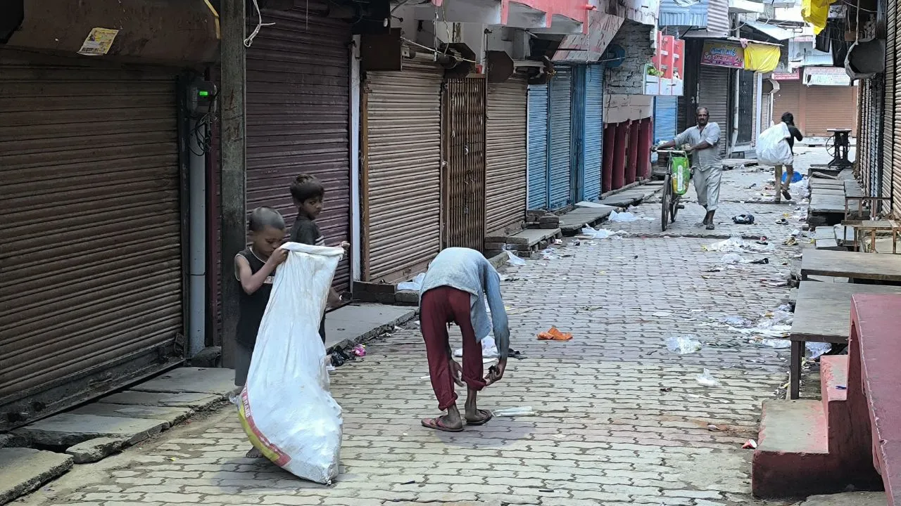 Bahraich News: पयागपुर में बदहाल बचपन की तस्वीर, किताबों की जगह कूड़े का बोरा उठा रहे मासूम व्यवस्था पर सवाल