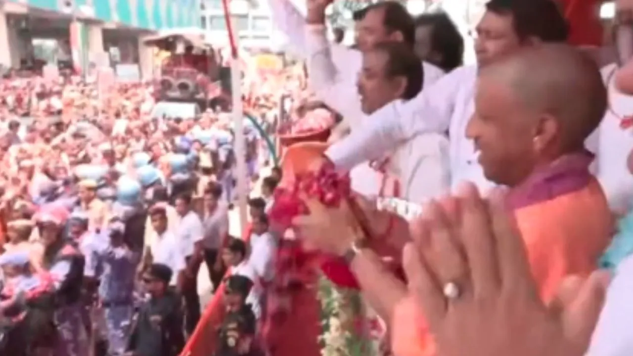 मेरठ पहुंचे सीएम योगी,  श्रद्धालुओं और कांवड़ यात्रियों पर पुष्पवर्षा