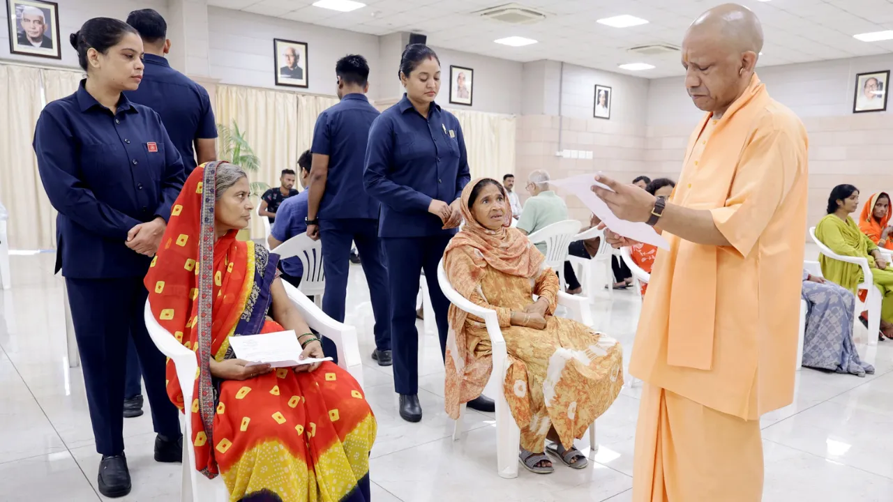 cm yogi janta darshan (2)
