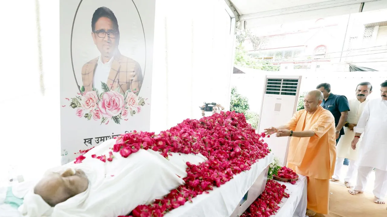 CM yogi pays tribute