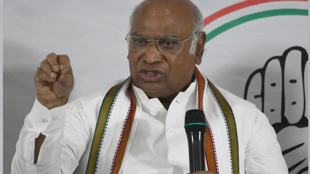 चीनी के आयात पर कांग्रेस ने उठाये सवाल,  खड़गे बोले - त्योहारों में कड़वाहट घोल रही मोदी सरकार 