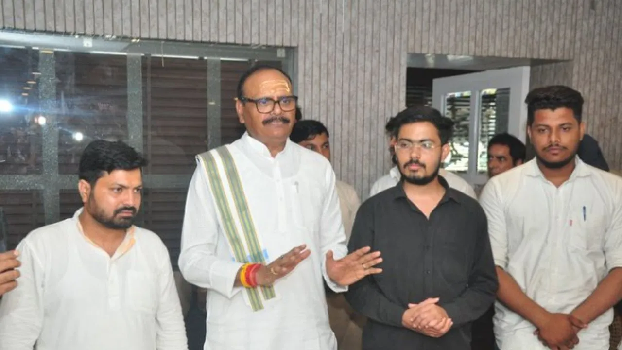  आरक्षण विरोधी आंदोलन कर रहे छात्रों से मिले डिप्टी CM ब्रजेश पाठक, कहा-केंद्र से बातचीत कर सुलझाएंगे मुद्दा