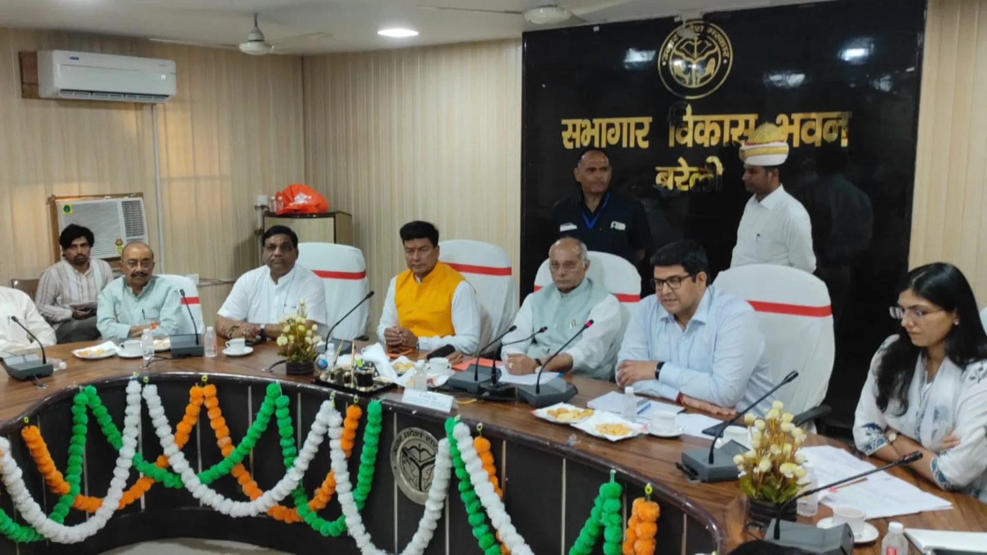 UP News : यूपी की गौशालाएं बनेंगी आत्मनिर्भर, गोबर और गोमूत्र से होगी कमाई, पशुधन मंत्री ने दिए ये निर्देश  