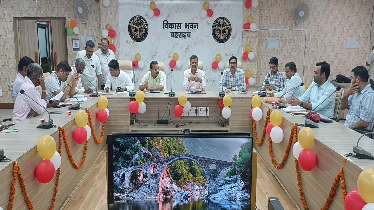 Bahraich News : ई-लॉटरी से 350 किसानों की खुली किस्मत! कृषि यंत्रों पर मिलेगा अनुदान, डीएम ने दी बधाई