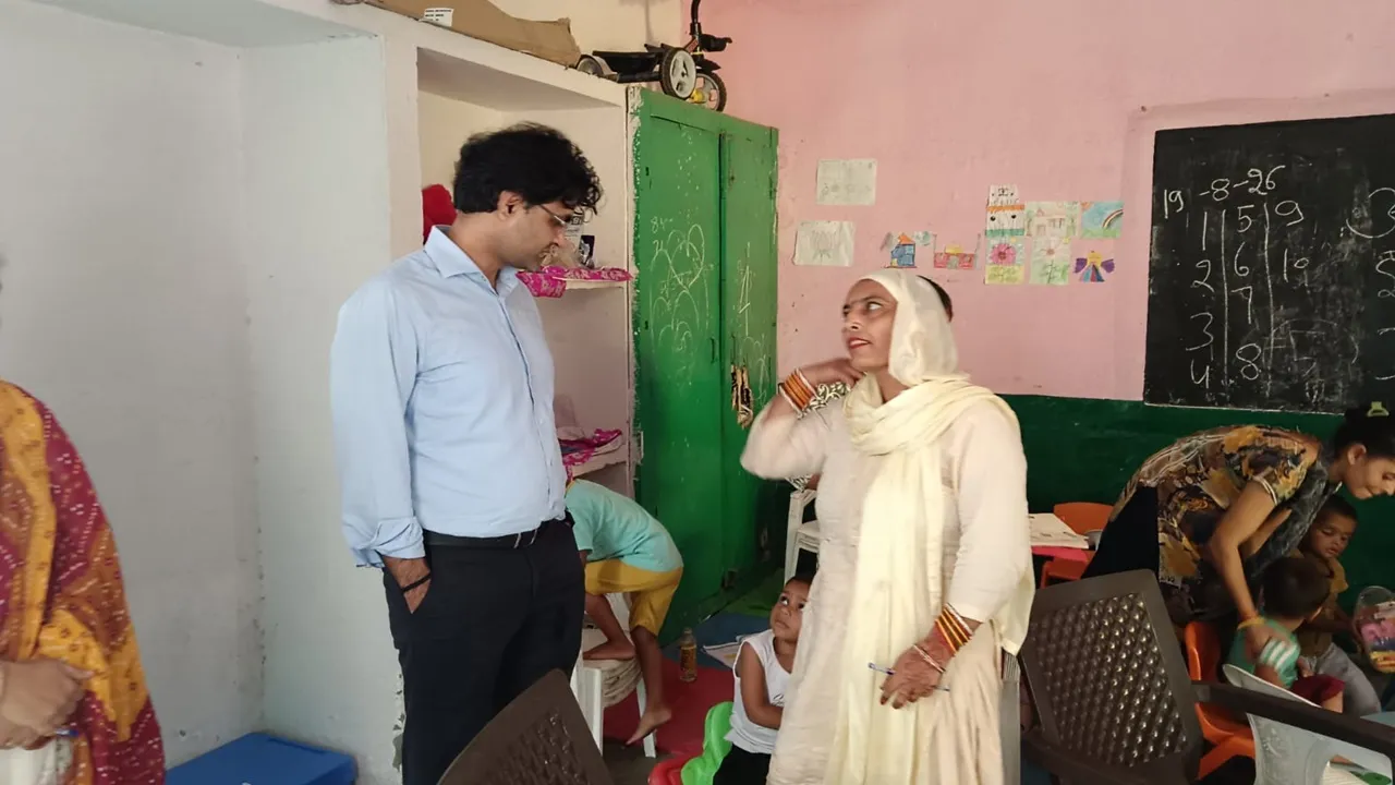 Amroha News : प्राथमिक विद्यालय नवादा का जर्जर भवन देख भड़के डीएम, कहा- बच्चों की सुरक्षा से खिलवाड़ बर्दाश्त नहीं