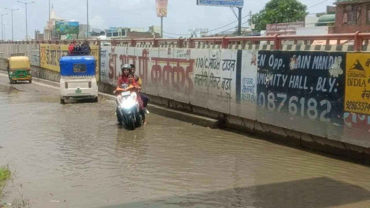 Bareilly News :  मानसून की बारिश बनी महाआफत, नाले में ई-रिक्शा गिरने से चालक समेत 5 लोग घायल; कांवड़ मार्ग पर जलभराव 