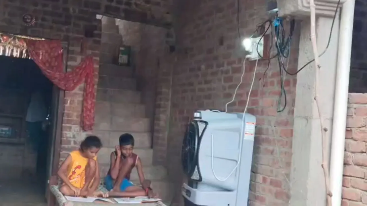 Electricity lights up Raja Bagh (3)