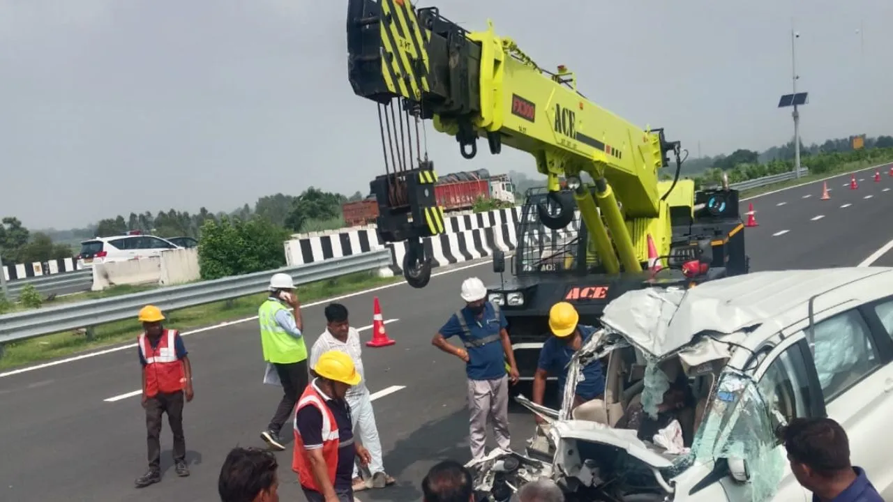  Hardoi News:  गंगा एक्सप्रेसवे पर खड़े ट्रक में घुसी अर्टिगा, चालक समेत 9 वर्षीय मासूम की मौत, परिवार के तीन घायल