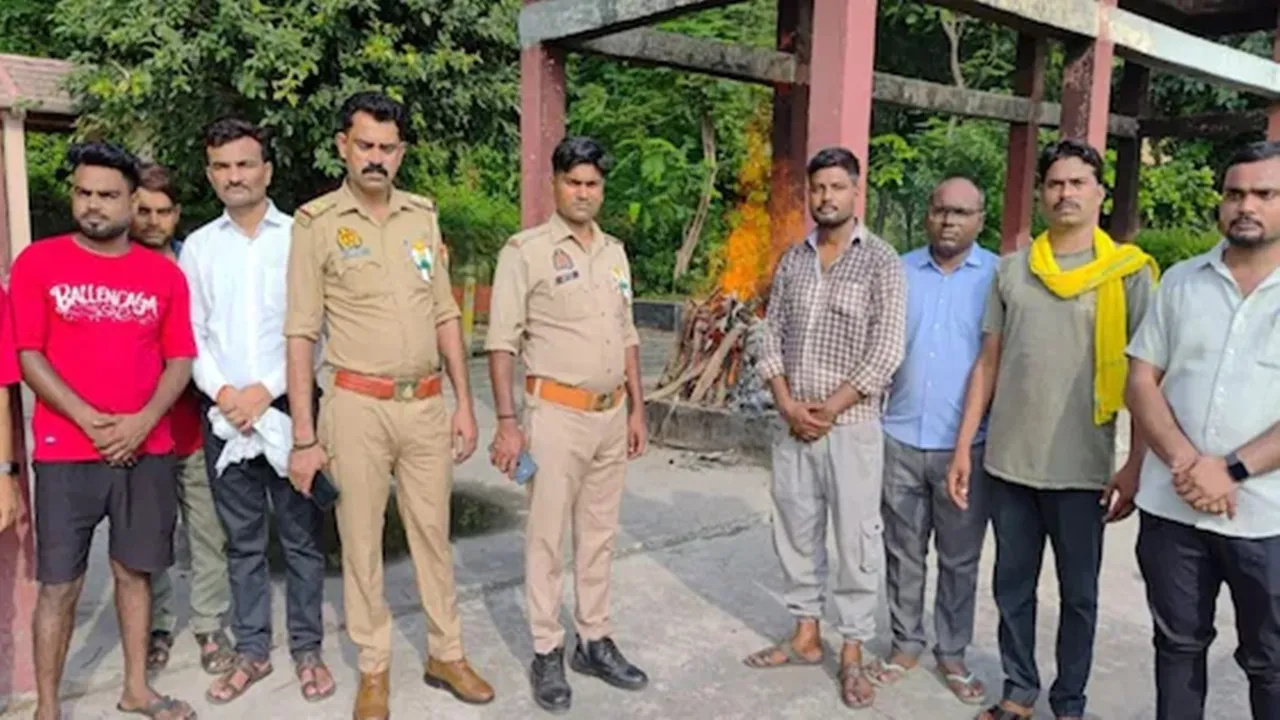 3 बेटे-बेटी और पत्नी फिर भी नहीं पहुचा कोई! 72 घंटे इंतजार के बाद गैरों ने दी करोड़पति बुजुर्ग को अंतिम विदाई, जानें पूरा मामला
