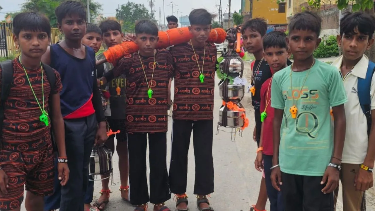 Sawan 2026: नन्हे कांवड़ियों की आस्था बनी आकर्षण का केंद्र, 40 किलोमीटर पैदल चलकर करेंगे भोलेनाथ का जलाभिषेक