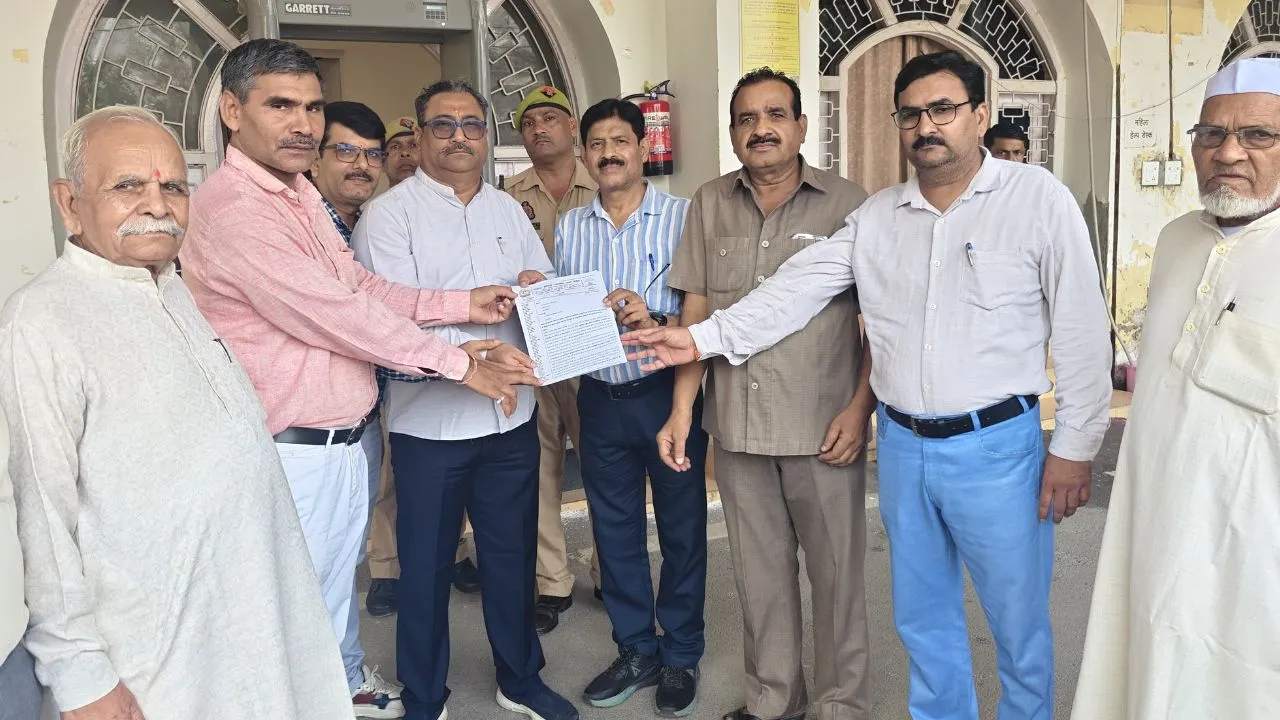 Moradabad News: सावरकर पर सवाल पूछने वाले शिक्षक के निलंबन पर महासंघ नाराज, बोले- तत्काल बहाल हों गुरु प्रसाद 