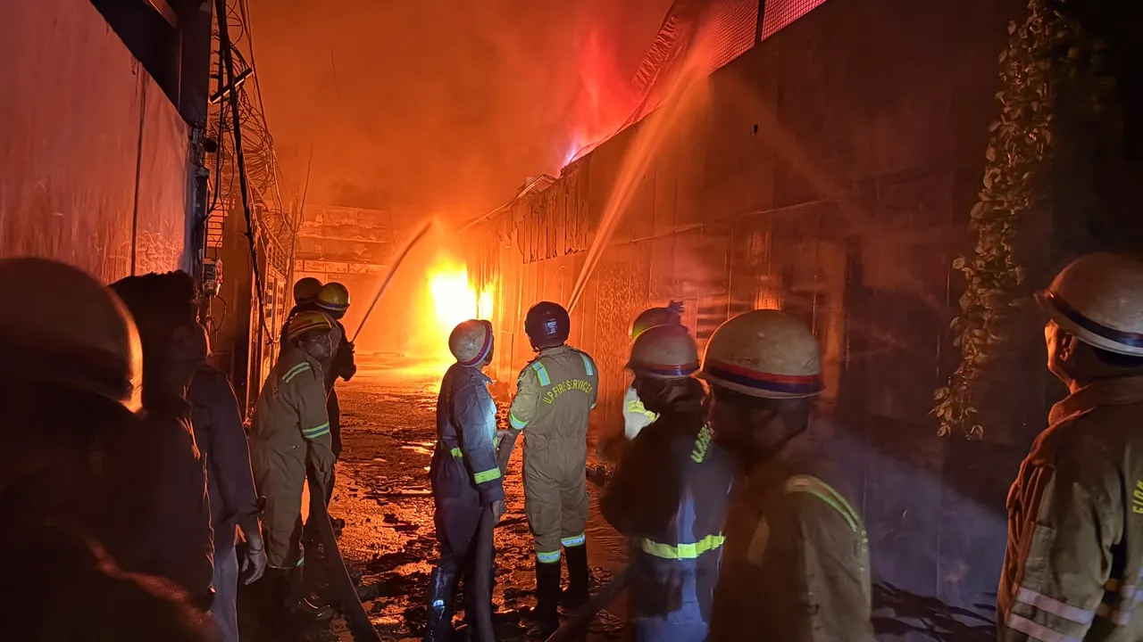 Moradabad News: आधी रात मोमबत्ती फैक्ट्री में भड़की भीषण आग, सुबह तक धधकती रहीं लपटें; DM-SP ने संभाला मोर्चा