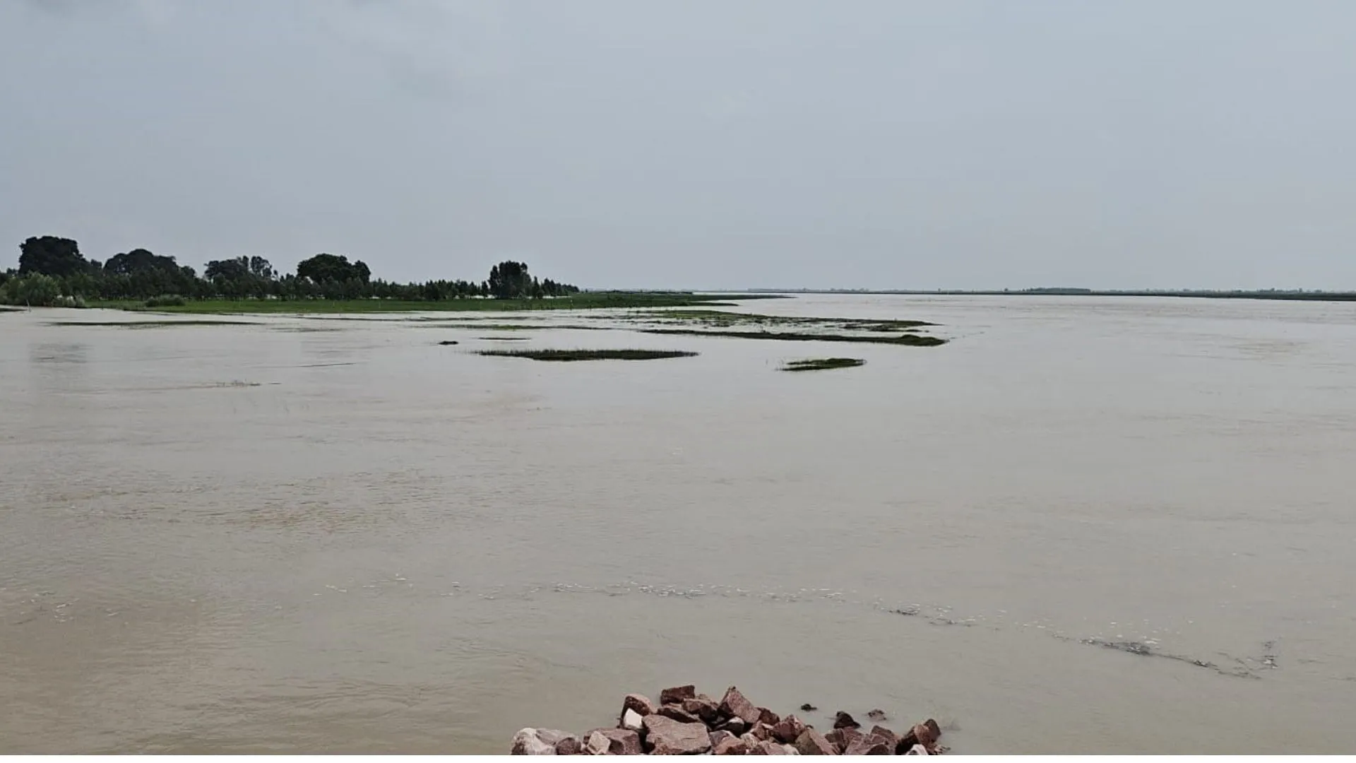 Badaun News : कछला गंगा में खतरे के निशान से ऊपर बह रहा पानी, तटवर्ती इलाकों में अलर्ट 