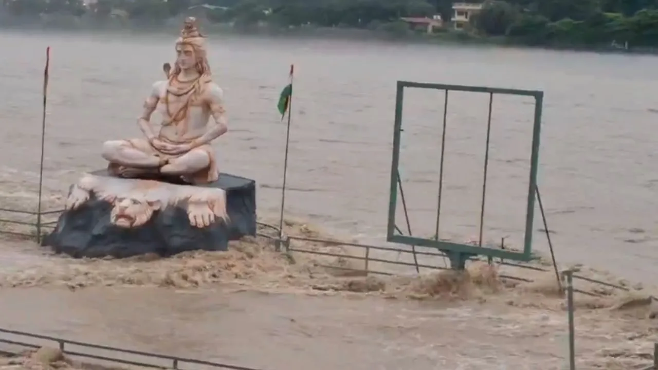 कानपुर में गंगा का रौद्र रूप,  अलकनंदा-मंदाकिनी का जलस्तर बढ़ने से डूबे घाट; निचले इलाकों में बाढ़ जैसे हालात 