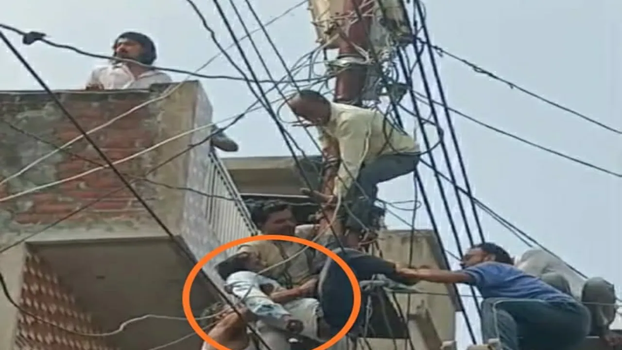 Hardoi News : 20 मिनट तक तारों में झूलता रहा लाइनमैन! खौफनाक मंजर देख सहम गई भीड़, दांतों तले दबा ली उंगली
