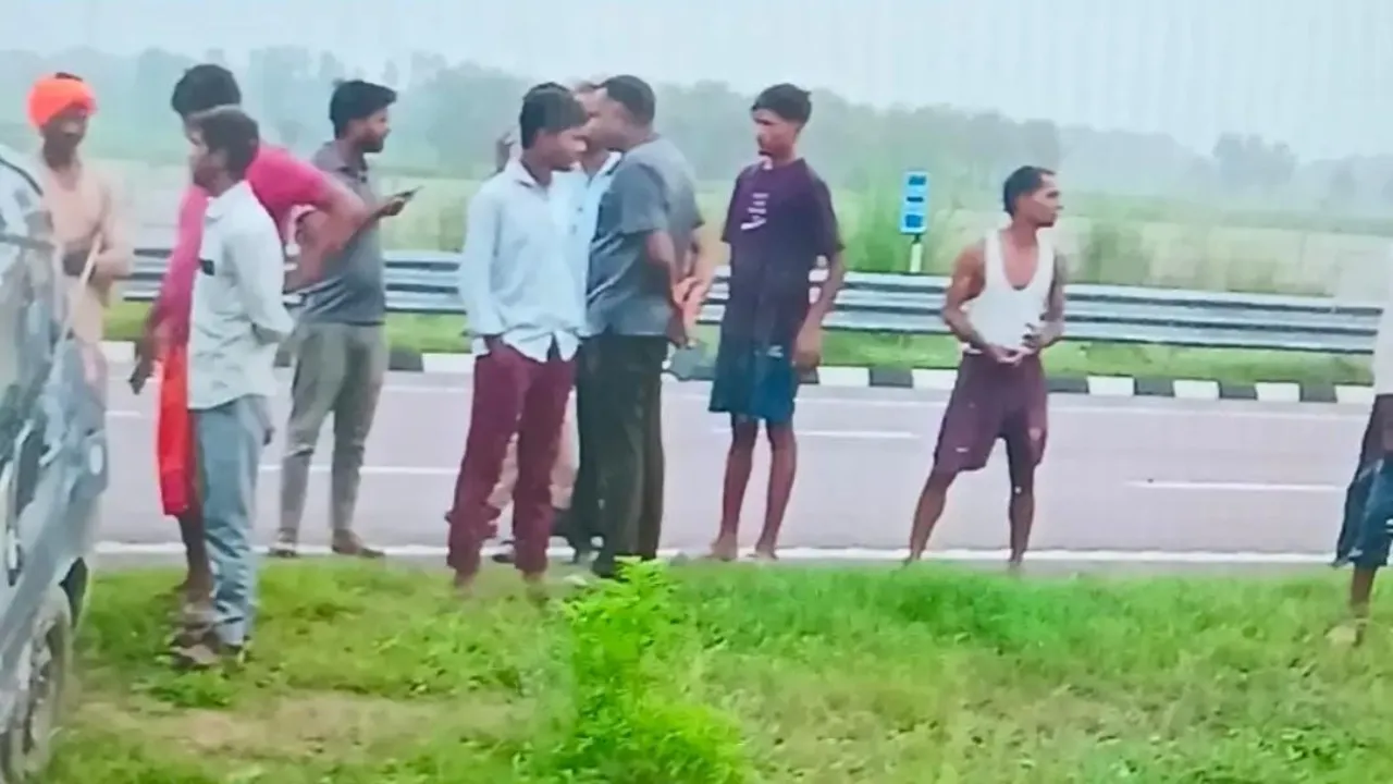 Hardoi Road Accident: गंगा एक्सप्रेसवे पर श्रद्धालुओं की कार पलटी, चालक सम्पत की मौत; छह घायल